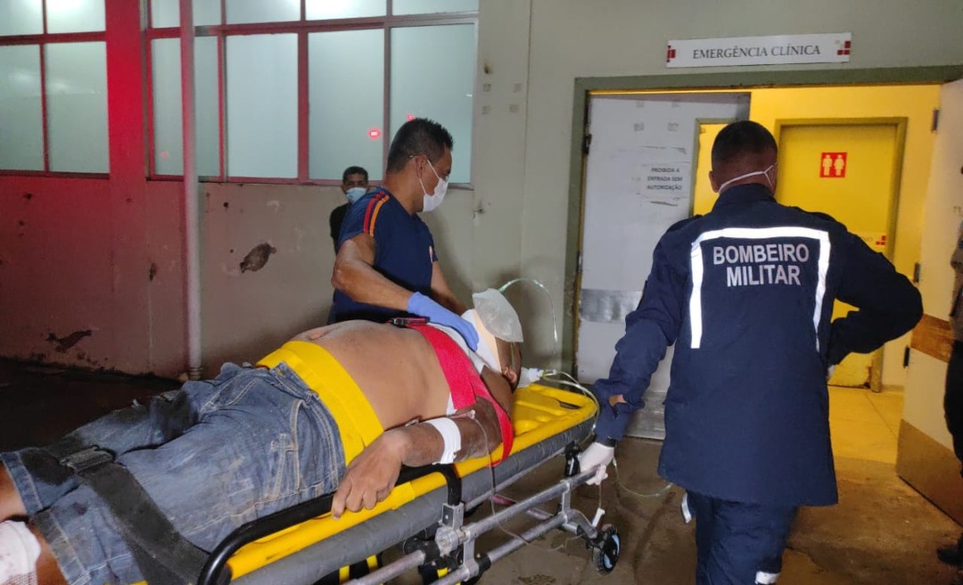 Homem é alvejado nos testículos e para não morrer se refugia embaixo de caminhão